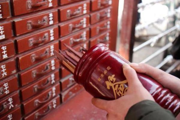 去寺庙求神拜哪个灵签