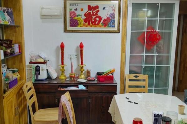 居家之神位后面是餐厅风水好吗