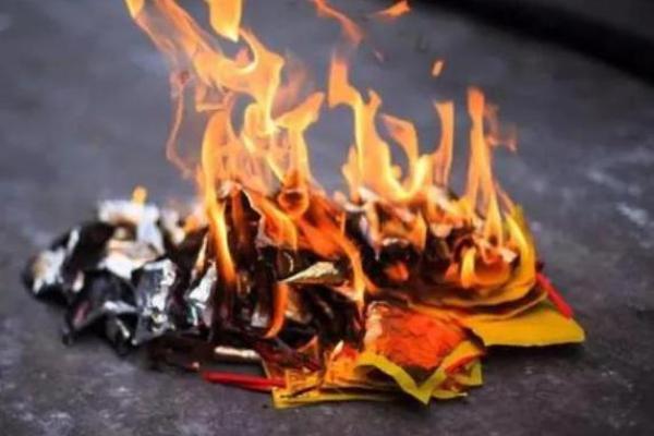 风水为什么烧完纸不能直接回家