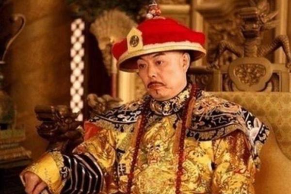 康熙帝拿出弘历的八字，相士看后：若女必为娼，若男必为皇