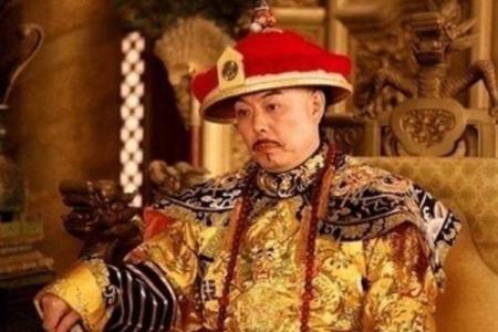 康熙帝拿出弘历的八字，相士看后：若女必为娼，若男必为皇