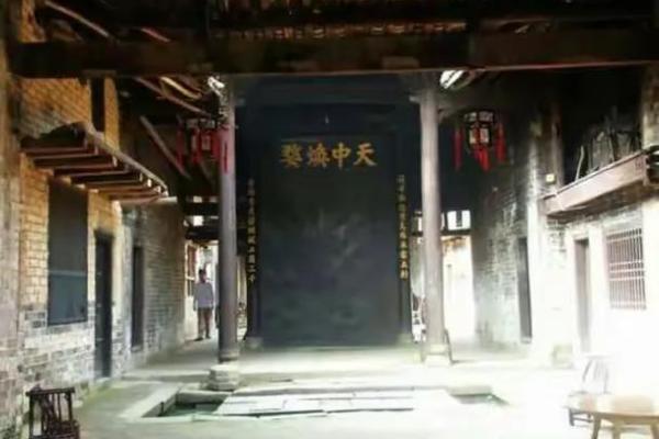 风水大师的_为什么门前要放把刀