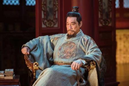 朱元璋得知此人与他生辰八字相同，欲招来杀掉，见面却大喜：重赏