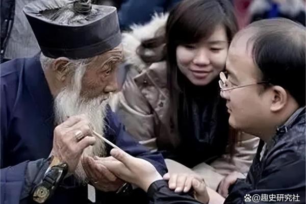 算命先生如何轻松判断你家有几口人？揭秘其背后的心理学技巧