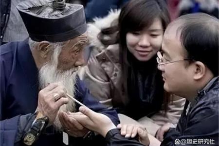 算命先生如何轻松判断你家有几口人？揭秘其背后的心理学技巧
