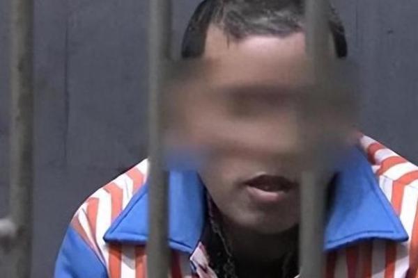 四川算命先生被当街捅死，凶手被捕后大怒：他算得太准，害我10年