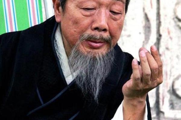 算命先生让我今年避开丧事