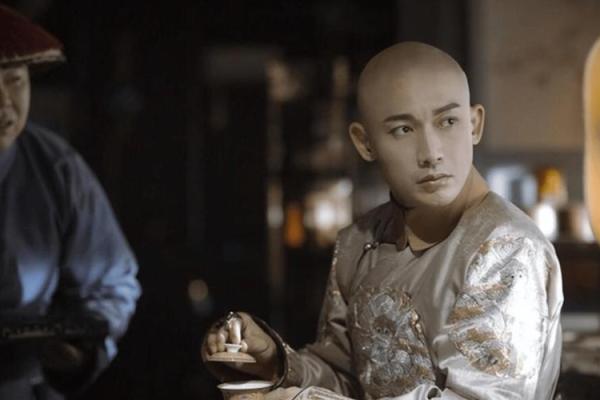 康熙帝拿出弘历的生辰八字，相士看后：是女必为娼，是男必为皇