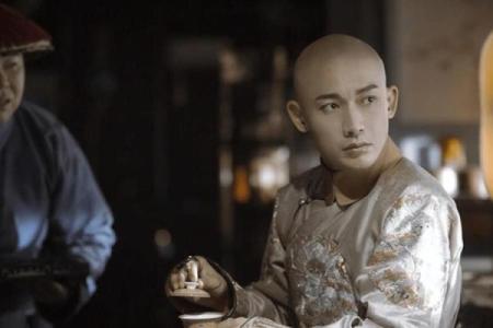 康熙帝拿出弘历的生辰八字，相士看后：是女必为娼，是男必为皇